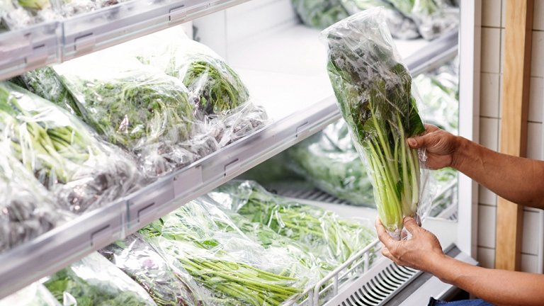 Vegetais prontos para consumo vendidos nos supermercados podem conter bactrias