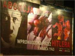 Campanha antiaborto usa outdoor com Hitler e fetos na Polnia