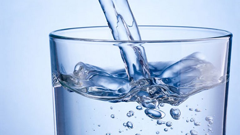 Beber água é importante, mas dois litros por dia não é regra – Jornal da USP